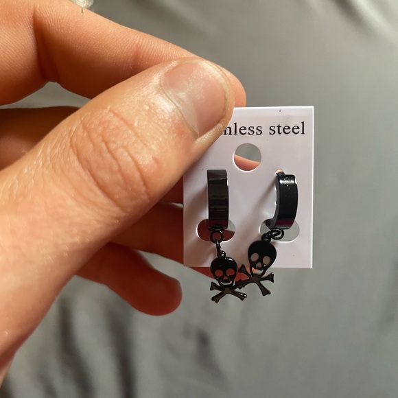 Skull and crossbone earrings - Picture 1 of 2